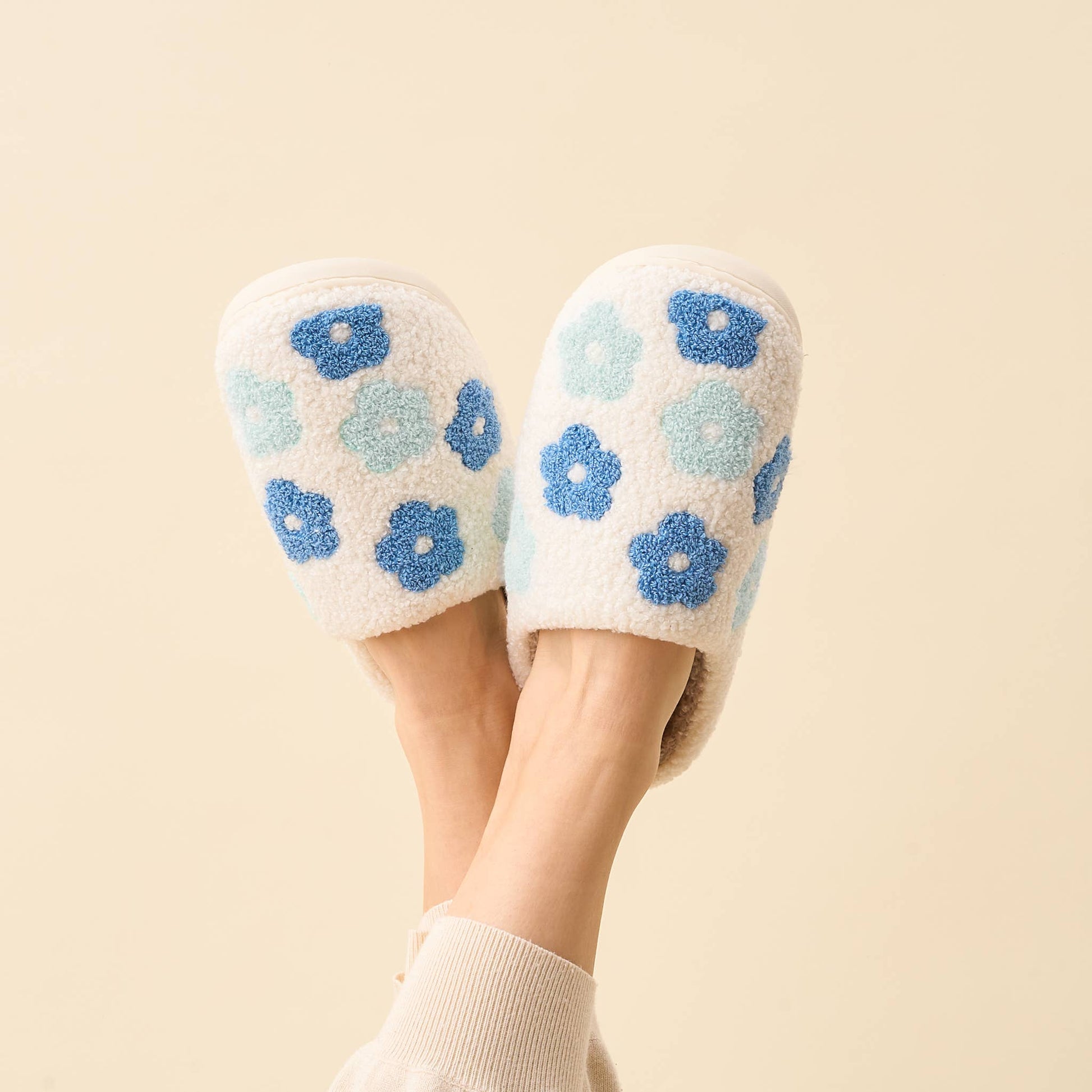The Darling Effect - Fuzzy Slippers - Blue Flower (Mixed - 2 S/M and 2 M/L)