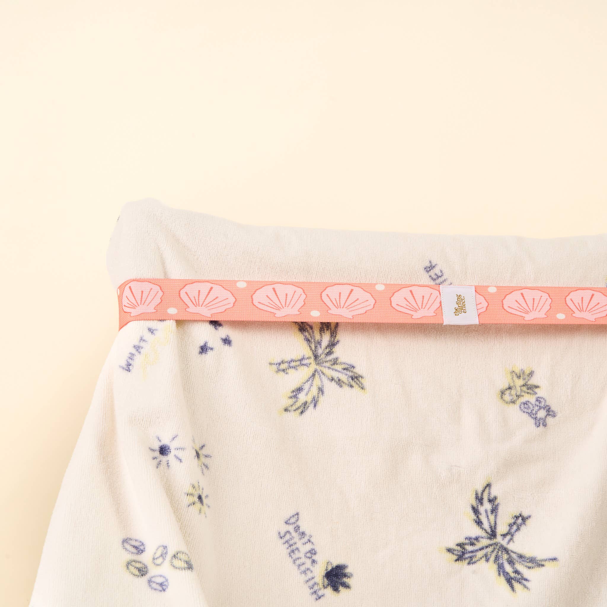 The Darling Effect - Stay-Put Towel Band-Seashells Coral